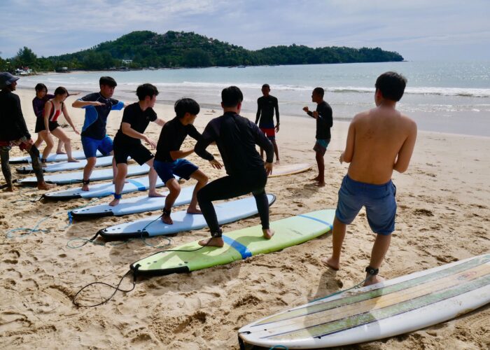 เซิร์ฟแคมป์ สำหรับวัยรุ่น ในภูเก็ต กับโรงเรียนสอน Surf ที่ดีที่สุดในไทย Talay Surf Phuket