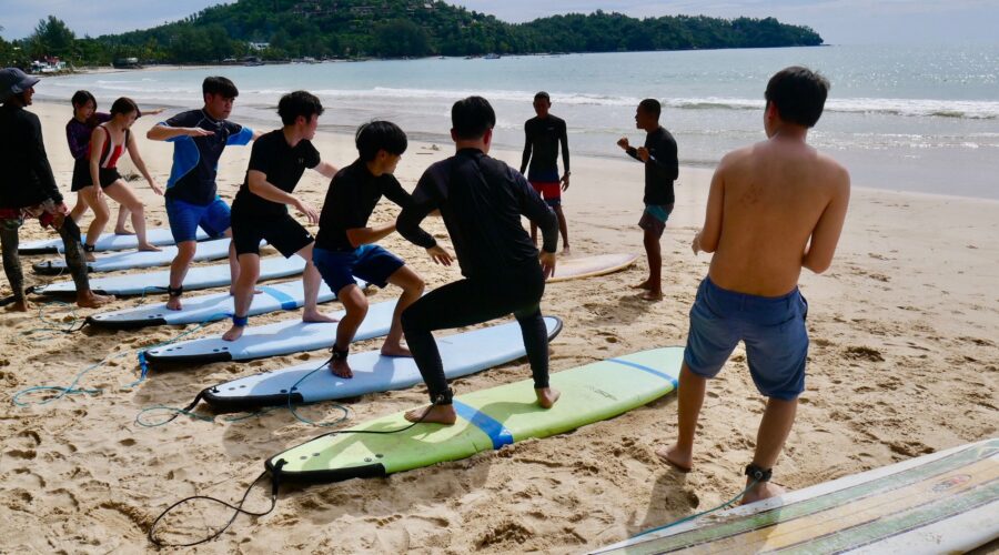 เซิร์ฟแคมป์ สำหรับวัยรุ่น ในภูเก็ต กับโรงเรียนสอน Surf ที่ดีที่สุดในไทย Talay Surf Phuket